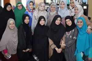 10 Potret kekompakan geng pengajian para artis kondang, adem lihatnya