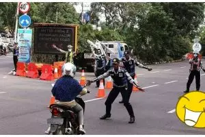 Momen emak-emak 'main gobak sodor' bareng petugas Dishub, bikin ngakak