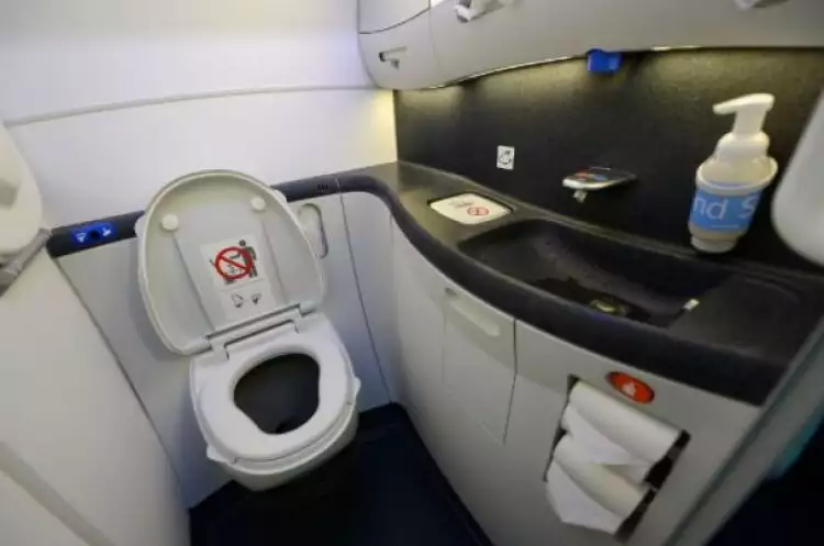 Ini rahasia di balik cara kerja toilet pesawat, canggih banget