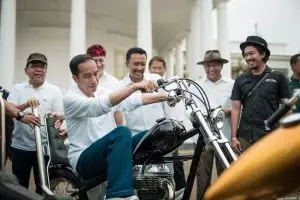 4 Gaya Jokowi naik motor, dari trail hingga moge