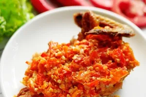 Mencicipi ayam sambal nyinyir di Ayam Geprek Om Tian, pedesnya nampol