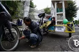 Kisah Didik, bertahan hidup lewat jasa tambal ban keliling