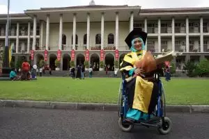 Difabel lulus kedokteran UNS, cumlaude S2 UGM, bersiap S3 di Eropa