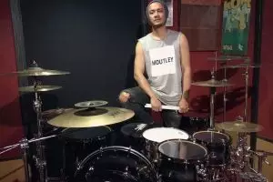 Gaya fashion Eno Netral yang suka kasual dengan topi