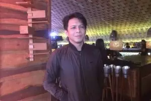 5 Gaya Ariel NOAH saat pakai jaket ini stylish abis, bisa jadi rujukan