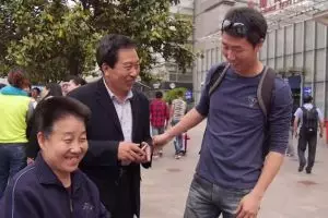 Kisah suami istri cari orang persis anaknya yang meninggal, bikin haru