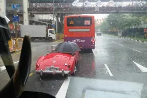 Berniat jalan-jalan romantis, nasib pengendara ini malah apes