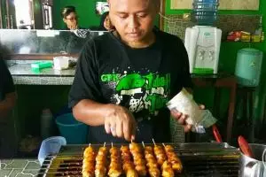Bakso tusuk Bu Sainah, digilai banyak orang meski puluhan km dari kota