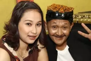 Cinta tak pandang usia, 5 seleb ini putuskan menikah di usia senja