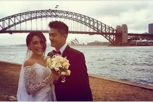 Bukan momen pernikahan, 3 pasangan artis ini kompak berbaju pengantin