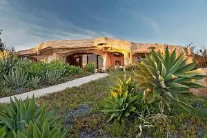 10 Potret rumah ala The Flintstones, penampakan isinya bikin melongo