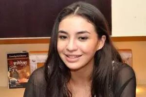 Tampil seksi saat pemotretan, Manohara dibully soal bra