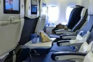 Ini alasan meja di pesawat harus dilipat saat landing dan take off