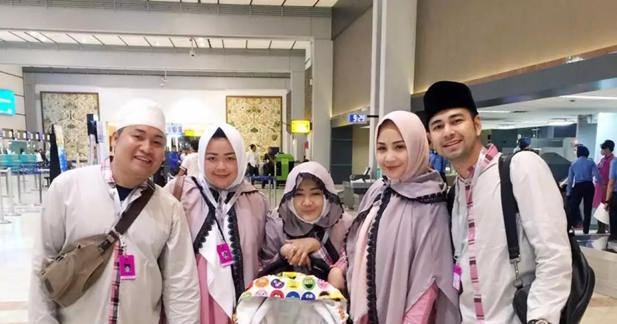 4 Seleb ini ajak umrah asisten rumah tangganya, dermawan banget nih