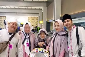 4 Seleb ini ajak umrah asisten rumah tangganya, dermawan banget nih