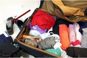 Wanita ini dititipi koper teman dari luar negeri, isinya bikin syok