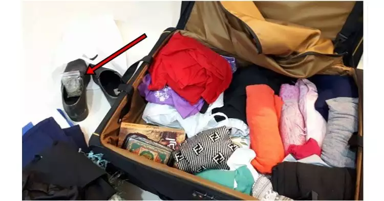 Wanita ini dititipi koper teman dari luar negeri, isinya bikin syok