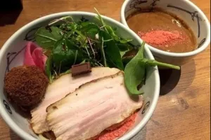 Bukan kuah kaldu, ramen ini justru memakai kuah cokelat