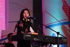 Nggak cuma jago nyanyi, Isyana juga bisa “garang” lho di atas panggung