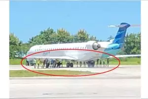 Langka, pesawat mogok di landasan pacu dan didorong puluhan orang