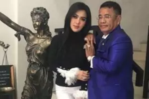 9 Pose manja Hotman Paris sandaran di bahu cewek cantik, akrab banget