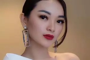 Dijuluki wanita sukses Cikarang, begini 10 gaya glamor Zaskia Gotik