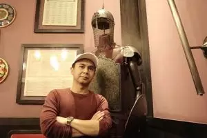 Temani sang ayah jalani operasi mata, Raditya Dika banjir doa warganet