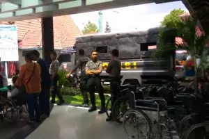 Polisi jaga RS Panti Rapih tempat 3 korban serangan gereja dirawat