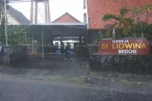 Foto terkini Gereja St. Lidwina Sleman yang diserang pagi tadi