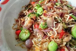 Murah dan mudah, yuk bikin sendiri menu tumis bawang yang lagi viral