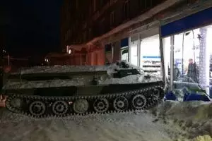 Gara-gara wine, pria ini nekat serbu minimarket pakai tank curian