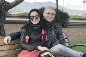 6 Seleb ini pilih menikah di hari ulang tahun, jadi kado terindah nih