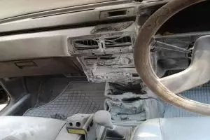 Jangan tinggalkan 5 benda ini di mobil, bisa fatal banget akibatnya