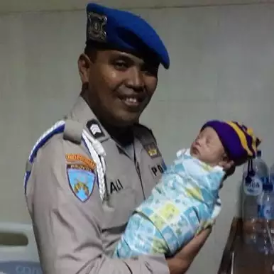 Jejak sosial polisi santun di balik kelahiran bayi Tito Karnavian
