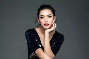 Datang ke kondangan pakai blazer, warganet malah cibir sepatu Millen