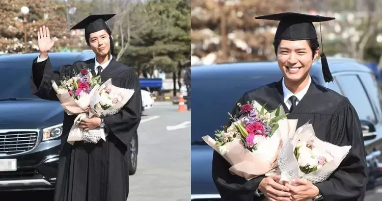 Raih sarjana di Universitas Myongji, ini 7 foto kelulusan Park Bo-gum
