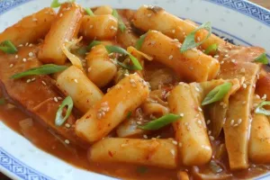 Suka makanan pedas? Yuk bikin tteokbokki, jajanan khas Korea Selatan