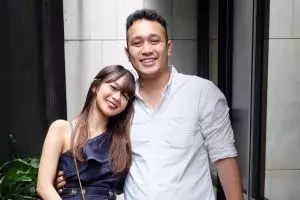 Postingan Gilang Dirga ini usil abis, balasan istrinya tak kalah kocak