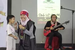 Rona, keliling Indonesia & studi di Inggris demi mendongeng ke bocah