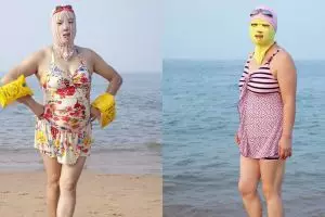 14 Gaya bikini orang China saat main ke pantai, biar nggak gosong