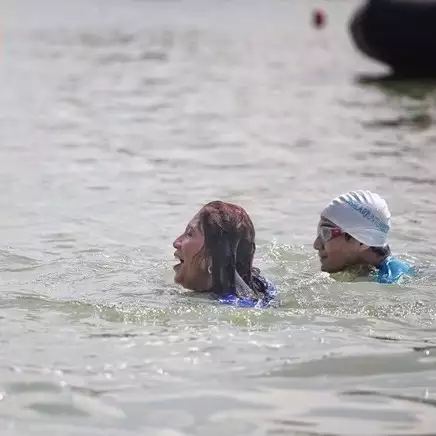 6 Aksi Bu Susi dan Sandiaga Uno di Danau Sunter, ngopi &amp; renang bareng