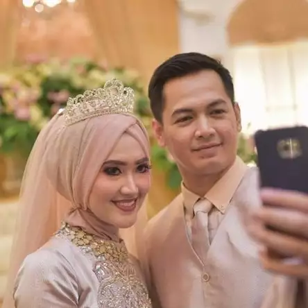 Posting foto bareng istri baru &amp; mantan istri, Tommy Kurniawan dipuji