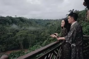 7 Potret bulan madu Selvi Kitty, pose di ranjang sampai mandi bareng