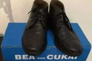 Kisah apes di balik sepatu Dirjen Bea Cukai dilelang mulai Rp 1000
