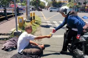 5 Kisah bule telantar di Indonesia saat traveling, sampai rela ngemis