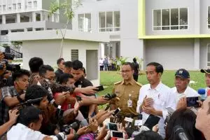 Viral foto Gubernur Anies berkacak pinggang di depan Presiden Jokowi