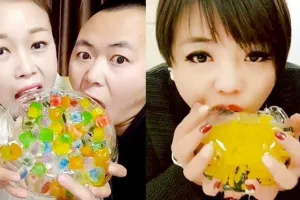 Tren makan es batu secara live di China, ngilu nggak tuh?