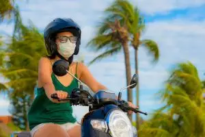 Suka naik motor siang hari? 4 bahaya ini selalu mengintai kulitmu