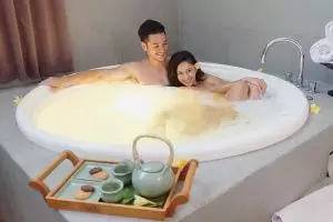 Momen 5 seleb Tanah Air asyik mandi bareng, dari lucu hingga romantis
