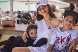 10 Momen kebersamaan Nana Mirdad dan anaknya, bak kakak-adik